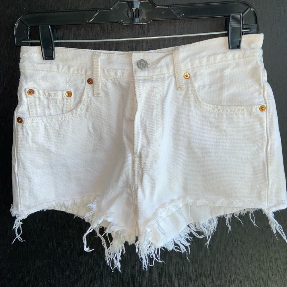 Levi white woman’s denim shorts